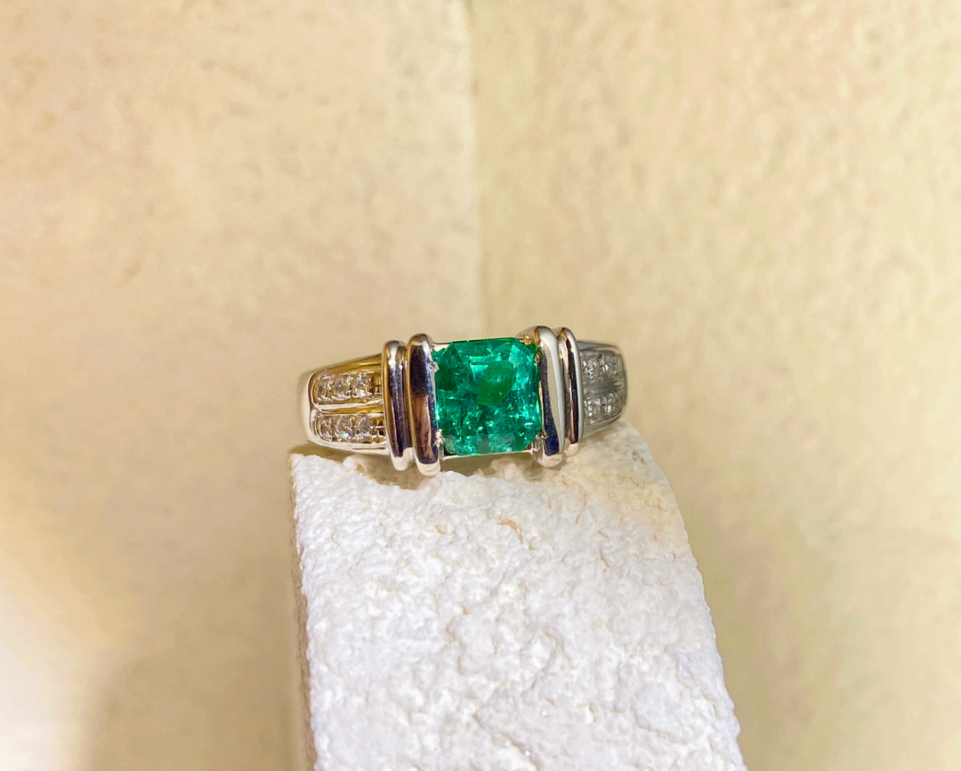 Emerald Ring D1.01 d0.06ct 18K,Columbia GRC Minor