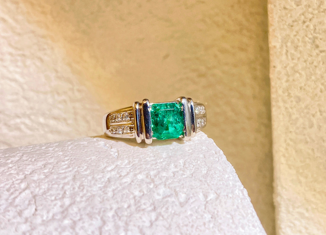 Emerald Ring D1.01 d0.06ct 18K,Columbia GRC Minor