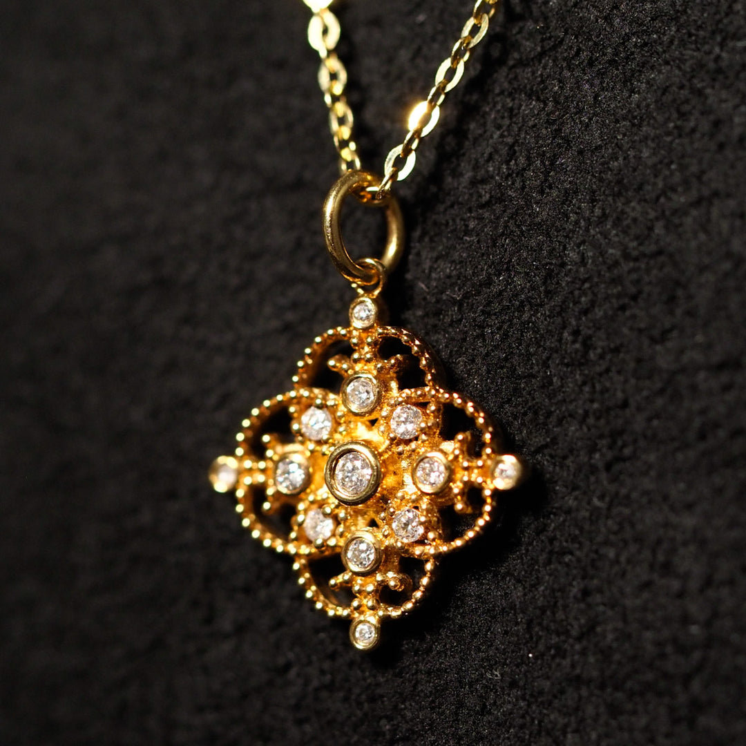 Natural White Diamond Vintage Hollow-out Necklace D0.067ct. 18K