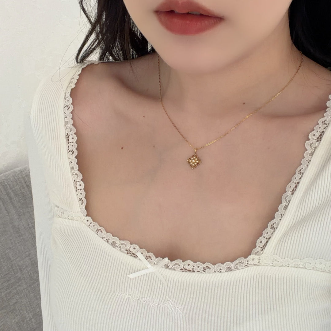 Natural White Diamond Vintage Hollow-out Necklace D0.067ct. 18K