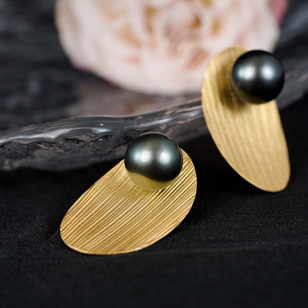 Natural Tahiti Black Pearl Stud Earrings 10.8+10.9mm 18K Gold