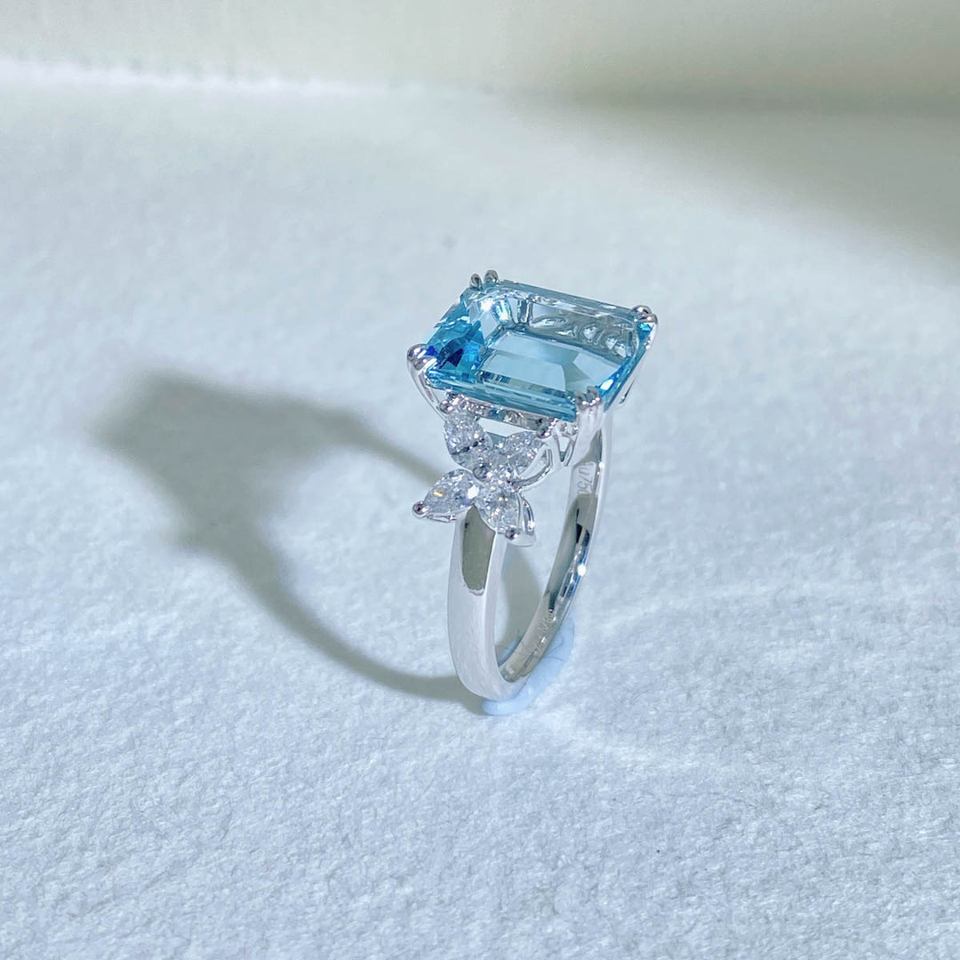 Natural Santa Maria Aquamarine Ring D4.57ct d0.57ct. 18K Gold, GUILD