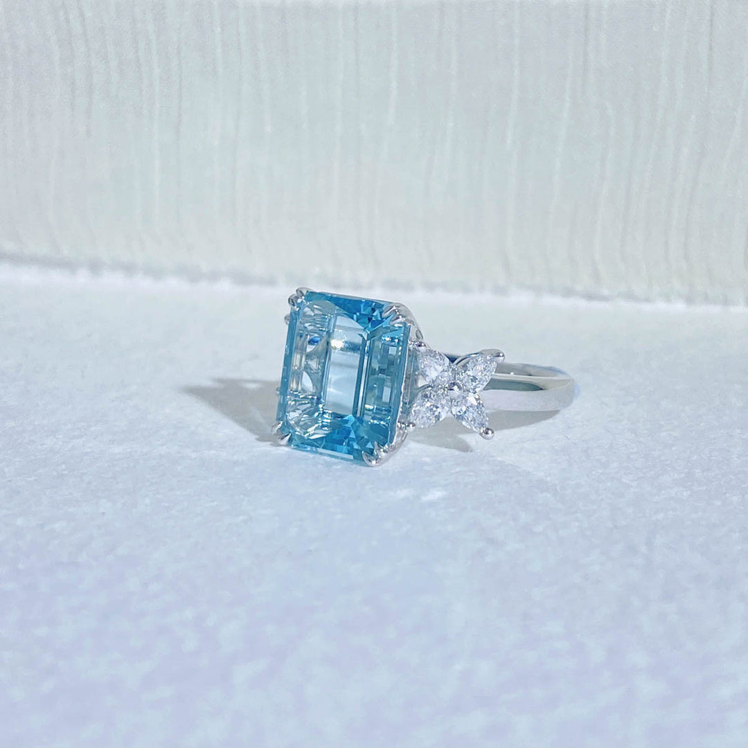 Natural Santa Maria Aquamarine Ring D4.57ct d0.57ct. 18K Gold, GUILD