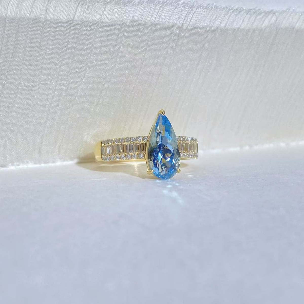 Aquamarine Ring D1.83ct d0.48ct. 18K, Exceptional Santa Maria