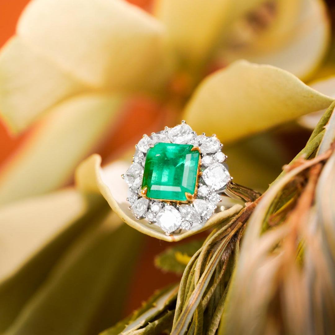 Natural Columbia Intense Green Emerald Stone Ring D2.76ct, Diamond d1.63ct. 18K Gold
