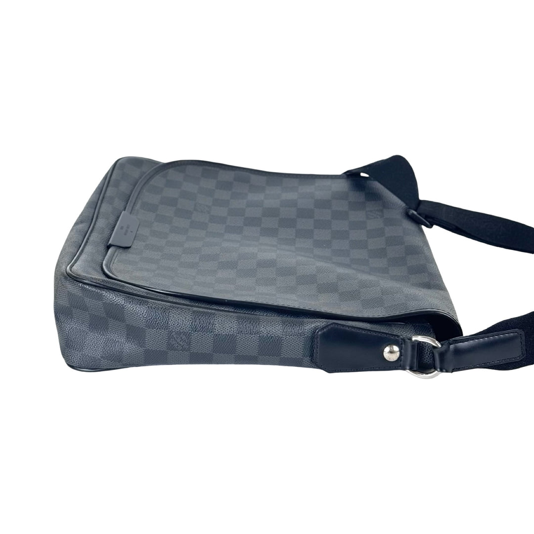 Louis Vuitton Men’s Messenger Bag Damier