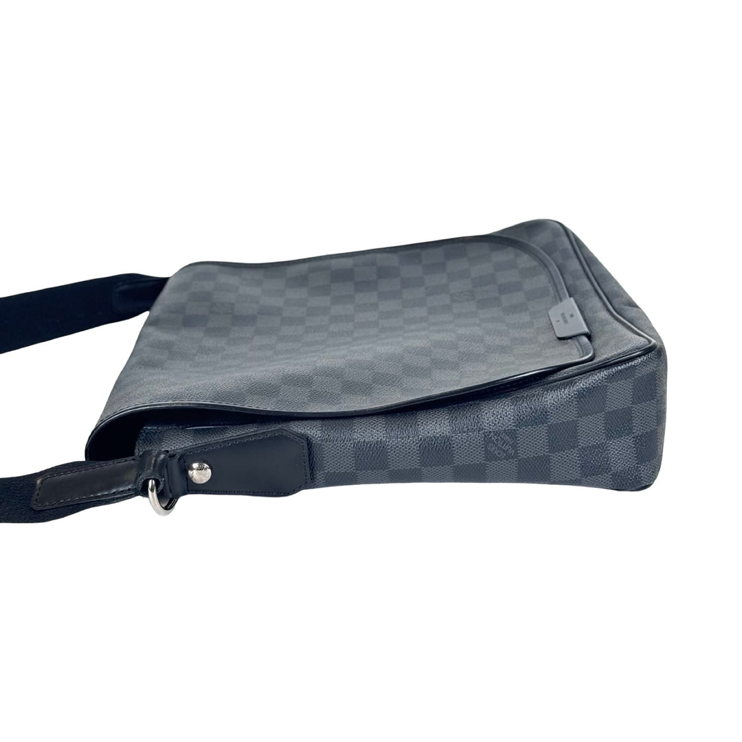 Louis Vuitton Men’s Messenger Bag Damier