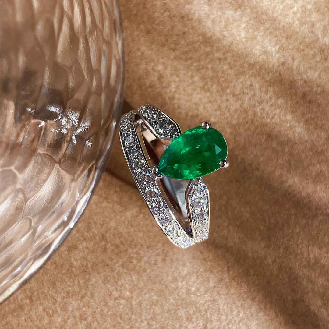 Natural Colombia Emerald Diamond Ring D:1.3ct d:0.63ct. 18K