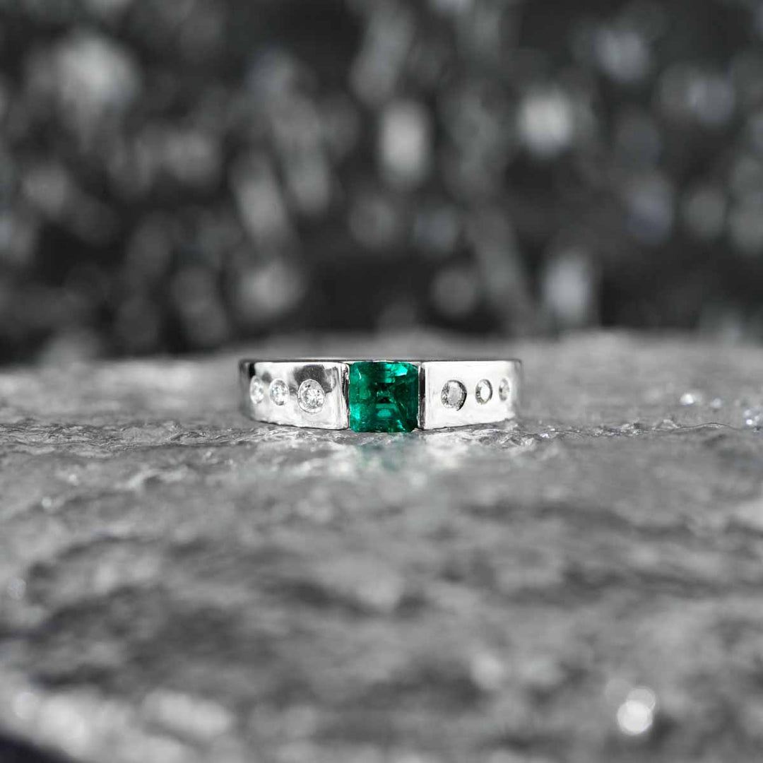 Natural Columbia Emerald Stone 0.7ct Diamond 0.14ct Ring, Platinum