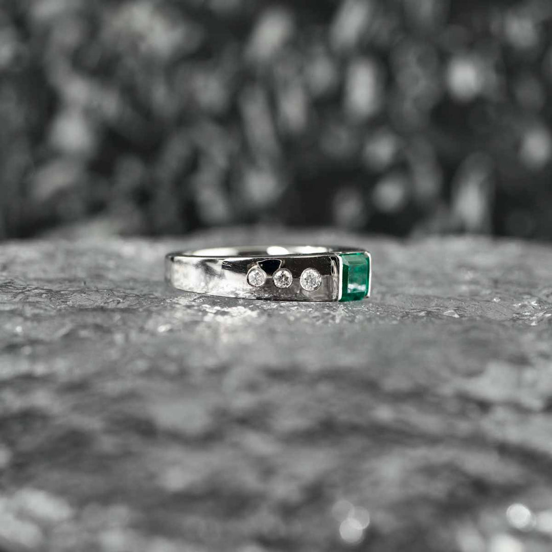 Natural Columbia Emerald Stone 0.7ct Diamond 0.14ct Ring, Platinum