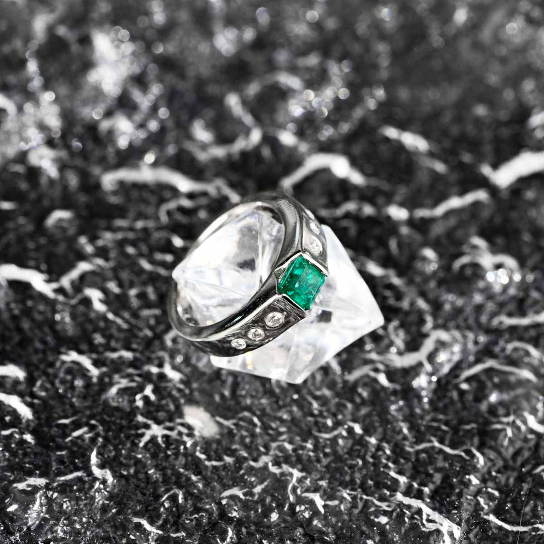 Natural Columbia Emerald Stone 0.7ct Diamond 0.14ct Ring, Platinum