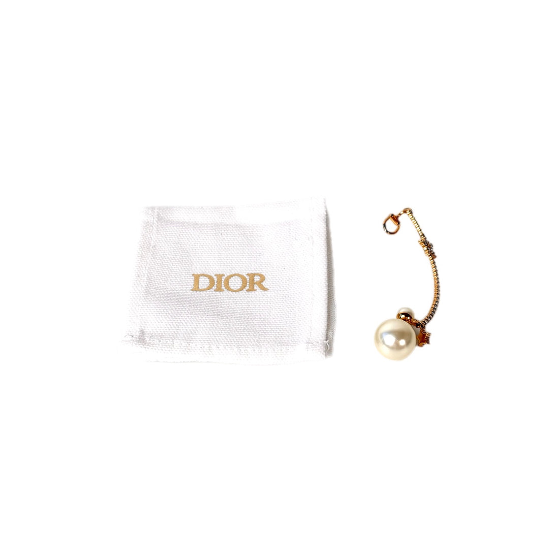 Dior Single Pearl Ear Cuff