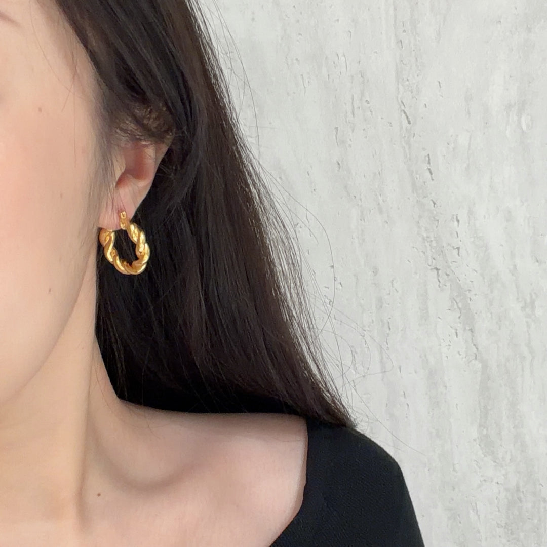 Plain 18k Yellow Gold Polished Twist Hoop Earrings