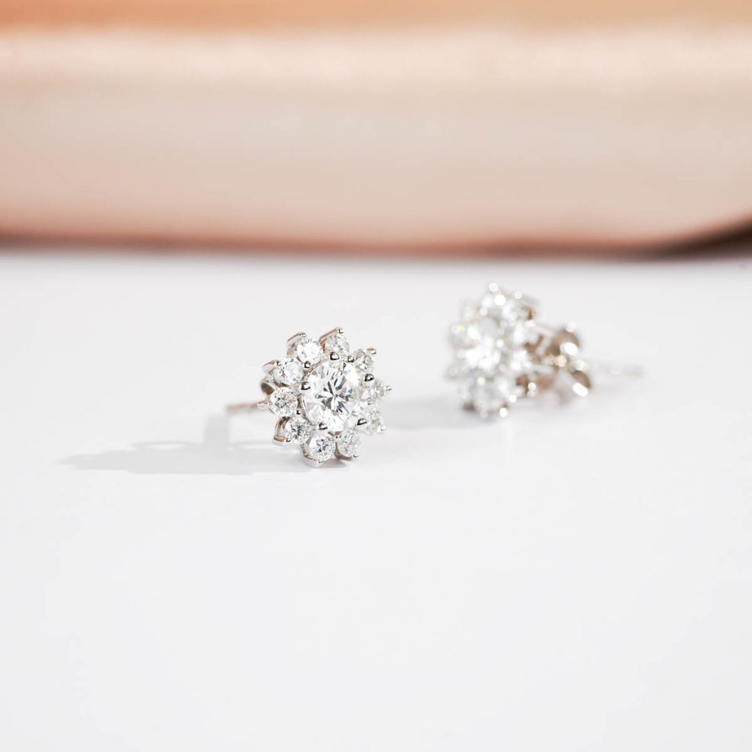 Natural White Diamond GIA Stud Earrings D0.60ct d0.40ct, 18K Gold