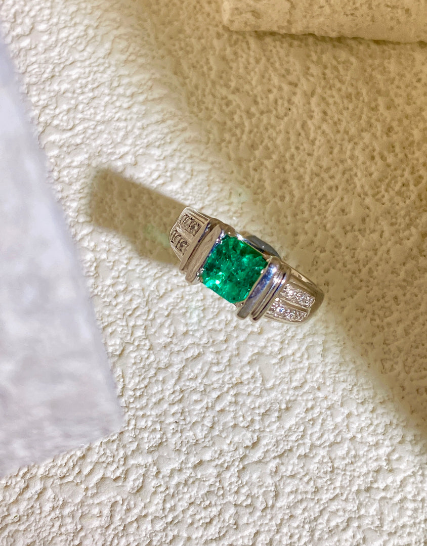 Emerald Ring D1.01 d0.06ct 18K,Columbia GRC Minor